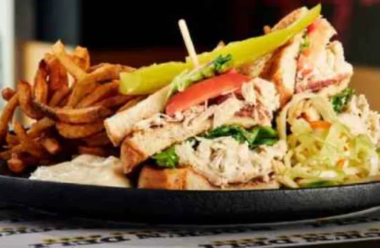 Une explosion de saveurs dans ce club sandwich alléchant